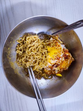 sahanda yumurta ile anlık erişte