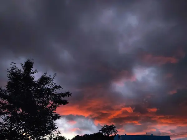 Güzel gün batımı gökyüzü bulutlu