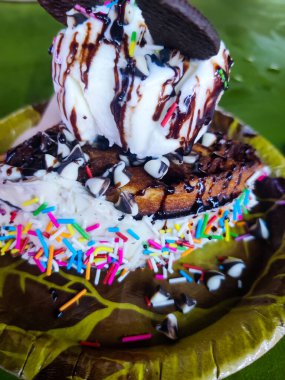 Çikolatalı ve muzlu dondurma.