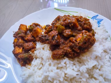 Körili tavuk ve sebzeli pilav.