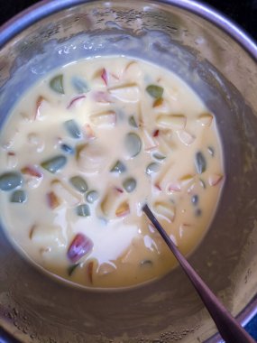 Lezzetli meyveli muhallebi