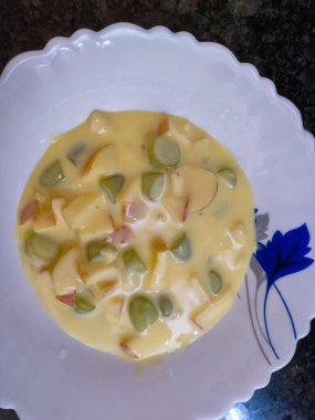 Lezzetli meyveli muhallebi