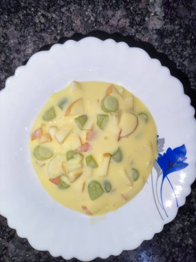 Lezzetli meyveli muhallebi