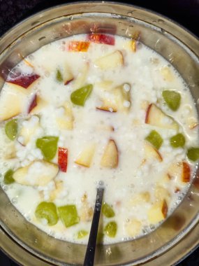 Lezzetli bir Asya yemeği olan meyve sagosunun kapağını kapatın.