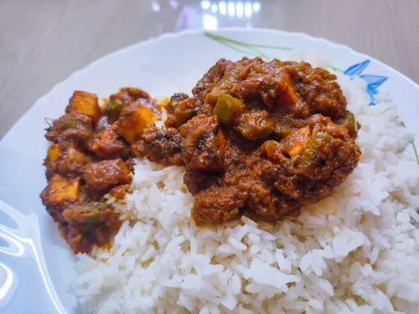 Pirinç ve sebzeli Hint yemeği.