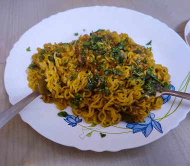 Baharatlı ve sebzeli kızarmış erişte.