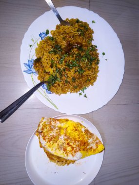 Sebze ve baharatlı kızarmış erişte ve yumurta.