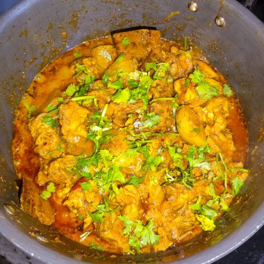 Tavada sebzeli körili tavuk.