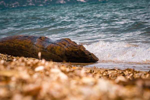 海の隣のビーチに横たわる大きな岩 — ストック写真