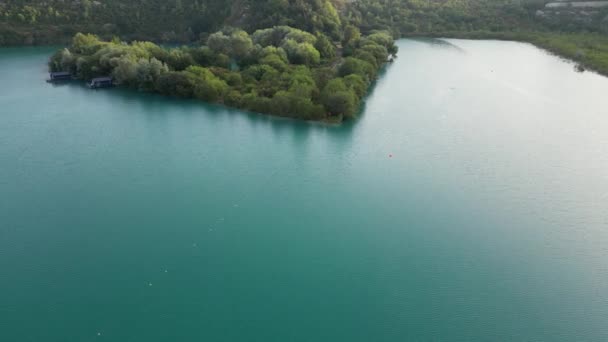 Lac Bleu Avec Des Maisons Eau Vue Aérienne Drone — Video
