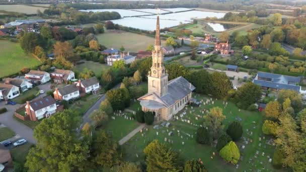 村里的教堂 日落时分有钟楼和钟楼 — 图库视频影像
