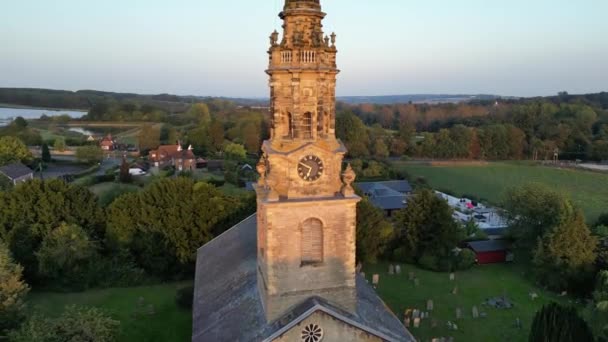 Kirche Dorf Mit Turmglocke Und Uhr Bei Sonnenuntergang — Stockvideo
