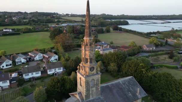 タワーベルと日没時に時計を持つ村の教会 — ストック動画