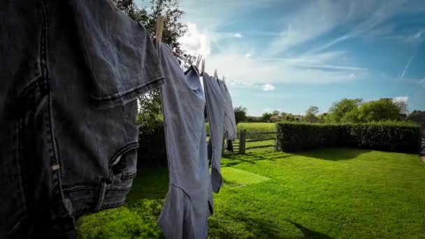 Σκηνή Υπαίθριων Οικιακών Εργασιών Μια Ηλιόλουστη Μέρα Φρεσκοπλυμένα Ρούχα Κρέμονται — Αρχείο Βίντεο