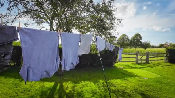 阳光灿烂的日子里 户外家务活的场景 在蓝天的背景下 新洗的衣服挂在一条线上 这张照片抓住了洁净和新鲜的本质 — 图库视频影像