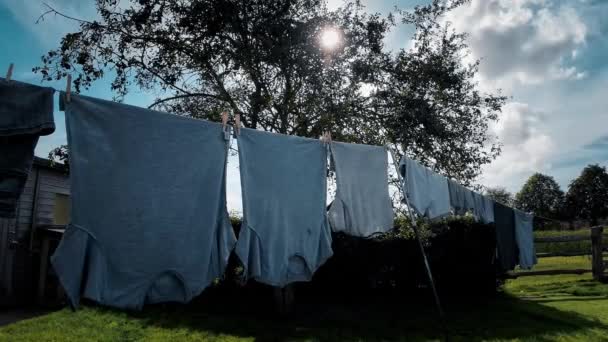 Güneşli Bir Günde Açık Hava Işi Sahnesi Yeni Yıkanmış Giysiler — Stok video