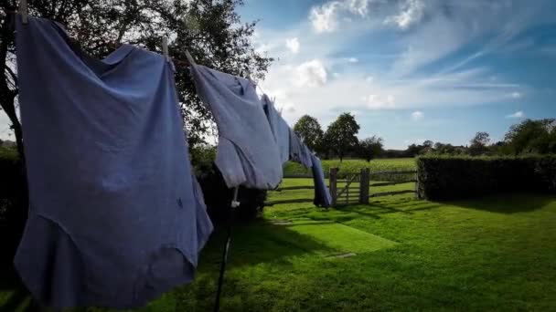 阳光灿烂的日子里 户外家务活的场景 在蓝天的背景下 新洗的衣服挂在一条线上 这张照片抓住了洁净和新鲜的本质 — 图库视频影像