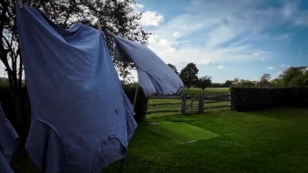 Una Escena Tareas Domésticas Aire Libre Día Soleado Con Ropa — Vídeo de stock