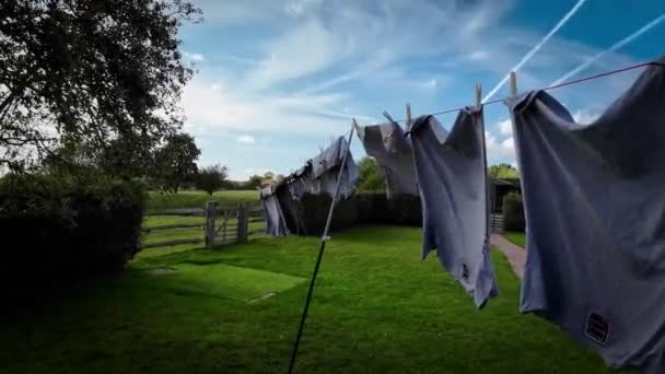 Σκηνή Υπαίθριων Οικιακών Εργασιών Μια Ηλιόλουστη Μέρα Φρεσκοπλυμένα Ρούχα Κρέμονται — Αρχείο Βίντεο