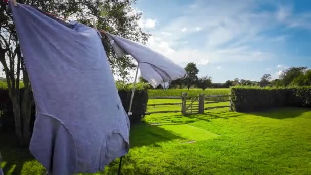 Scena Prac Domowych Świeżym Powietrzu Słoneczny Dzień Świeżo Wypranymi Ubraniami — Wideo stockowe