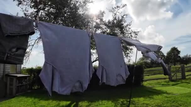 Сцена Відкритому Повітрі Домашнього Завдання Сонячний День Повністю Відмитим Одягом — стокове відео
