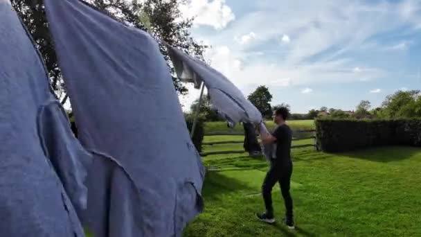 Užijte Krásu Slunečného Dne Praní Prádla Jak Oblečení Houpat Čerstvém — Stock video