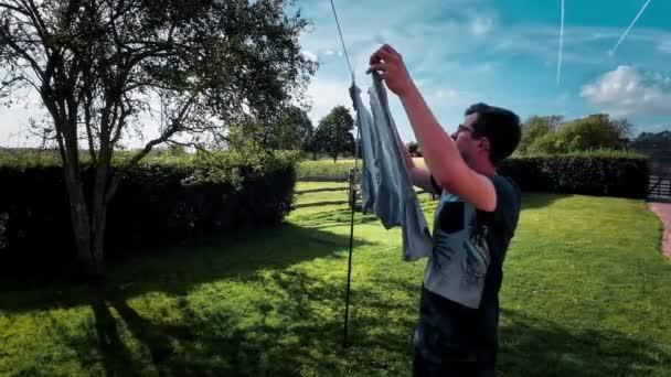 Güneşli Bir Çamaşırhanenin Güzelliğinin Tadını Çıkar Giysiler Rüzgarda Sallanırken Görüntü — Stok video