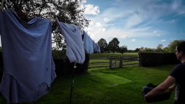 Απολαύστε Την Ομορφιά Μιας Ηλιόλουστης Μέρας Πλυντηρίου Καθώς Ρούχα Λικνίζονται — Αρχείο Βίντεο