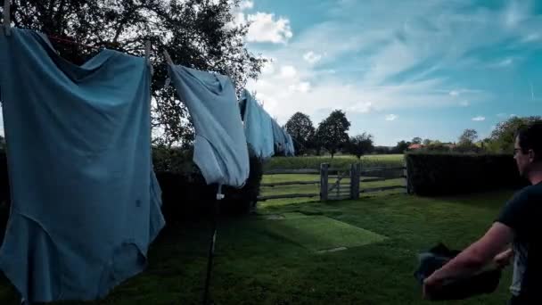 Užijte Krásu Slunečného Dne Praní Prádla Jak Oblečení Houpat Čerstvém — Stock video