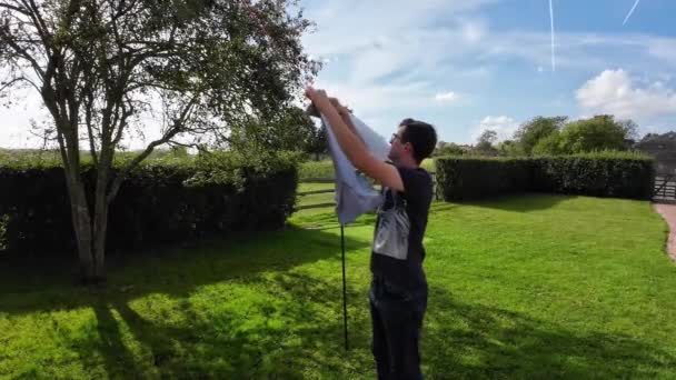 Güneşli Bir Çamaşırhanenin Güzelliğinin Tadını Çıkar Giysiler Rüzgarda Sallanırken Görüntü — Stok video