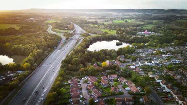 Засвидетельствуйте Городскую Связь Шумного Города Через Захватывающий Воздушный Снимок Автострада — стоковое видео