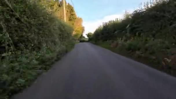 トランキル カントリーサイド ロードを通る秋のドライブ — ストック動画