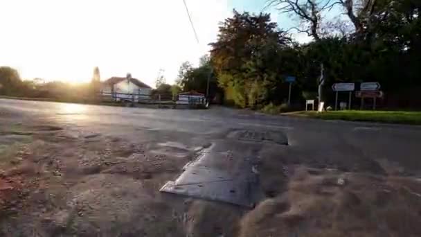 秋天开车穿过宁静的乡间小道 — 图库视频影像