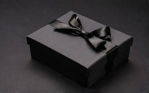 Black Gift Box Plain Black Background — Stock Photo, Image