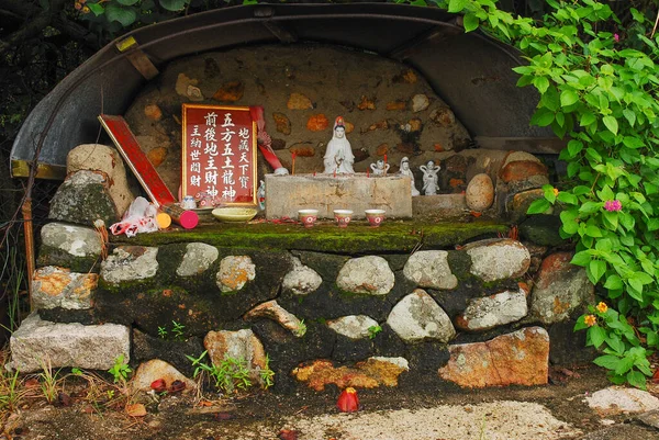 手作りの宗教用祭壇が道端に立っている 祈りの場だ Tai Lantau Island — ストック写真