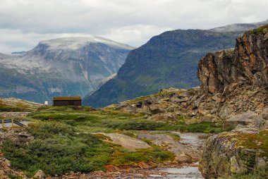 Trol yolu (yol). Trol stijli dağ yolu popüler bir turizm yoludur. Çevredeki Norveç dağlarının manzarası. Norveç, İskandinavya.