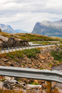 Trol yolu (yol). Trol stijli dağ yolu popüler bir turizm yoludur. Çevredeki Norveç dağlarının manzarası. Norveç, İskandinavya.