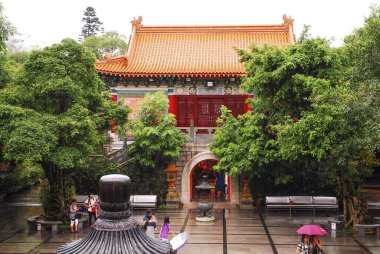 Ngong Ping Ping Platosu, Lantau Adası, Hong Kong - 28 Ağustos 2015: Po Lin Budist Manastırının yan girişi.