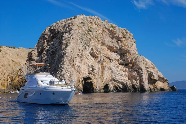 Los Turistas Viajan Una Cueva Azul Isla Bisevo Mar Adriático — Foto de Stock