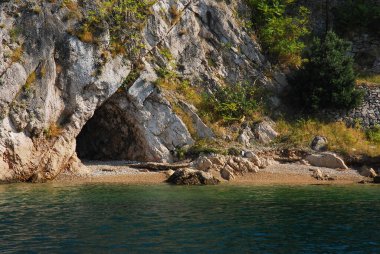 Hırvatistan 'ın Adriyatik Denizi' ndeki çam ağaçlarıyla kaplı kireçtaşı bir kayanın içindeki küçük bir mağara.
