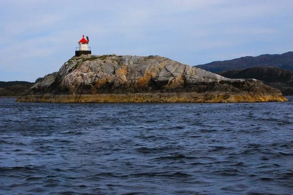 Faro Una Isla Rocosa Paisaje Noruego Fiordo Mar Del Norte — Foto de Stock