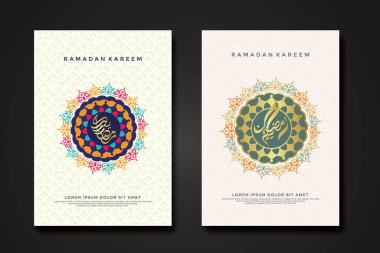 Ramazan olayının arka plan şablonunu kaligrafi Arap raamazanı, daire şeklindeki çiçekli mozaik İslami sanat süsü ve arka plandaki doku efekti detaylarıyla ayarla. Vektör illüstrasyonu.