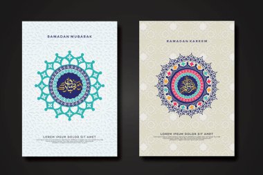 Ramazan olayının arka plan şablonunu kaligrafi Arap raamazanı, daire şeklindeki çiçekli mozaik İslami sanat süsü ve arka plandaki doku efekti detaylarıyla ayarla. Vektör illüstrasyonu.