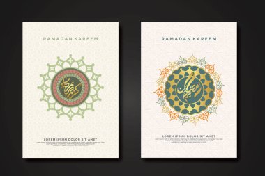 Ramazan olayının arka plan şablonunu kaligrafi Arap raamazanı, daire şeklindeki çiçekli mozaik İslami sanat süsü ve arka plandaki doku efekti detaylarıyla ayarla. Vektör illüstrasyonu.