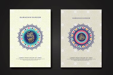 Ramazan olayının arka plan şablonunu kaligrafi Arap raamazanı, daire şeklindeki çiçekli mozaik İslami sanat süsü ve arka plandaki doku efekti detaylarıyla ayarla. Vektör illüstrasyonu.