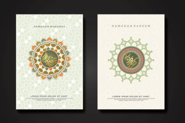 Ramazan olayının arka plan şablonunu kaligrafi Arap raamazanı, daire şeklindeki çiçekli mozaik İslami sanat süsü ve arka plandaki doku efekti detaylarıyla ayarla. Vektör illüstrasyonu.