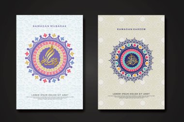 Ramazan olayının arka plan şablonunu kaligrafi Arap raamazanı, daire şeklindeki çiçekli mozaik İslami sanat süsü ve arka plandaki doku efekti detaylarıyla ayarla. Vektör illüstrasyonu.