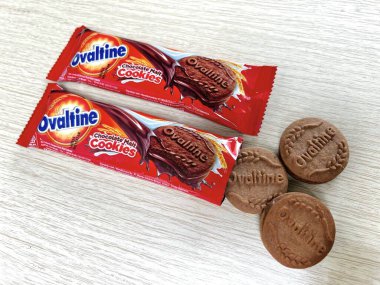 Malang, Endonezya - 21 Kasım 2023: Lezzetli kremalı çikolatalı bisküvi. Ovaltine, malt özüyle yapılan süt aromalı bir üründür ve bazı tatlar da kakao içerir..