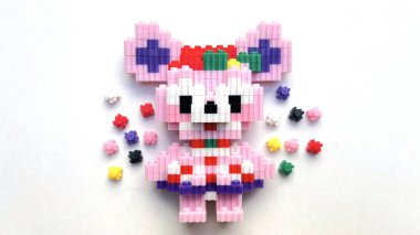 İzole edilmiş Beyaz Arkaplan üzerinde bir gökkuşağı karakteri oluştur Mikro Bloklar.