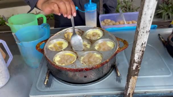 Процесс Приготовления Типичной Индонезийской Уличной Еды Cilor Яиц Крахмала — стоковое видео